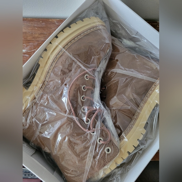 BRAND NEW L'INTERVALLE camel suede lace up boots - Picture 2 of 7